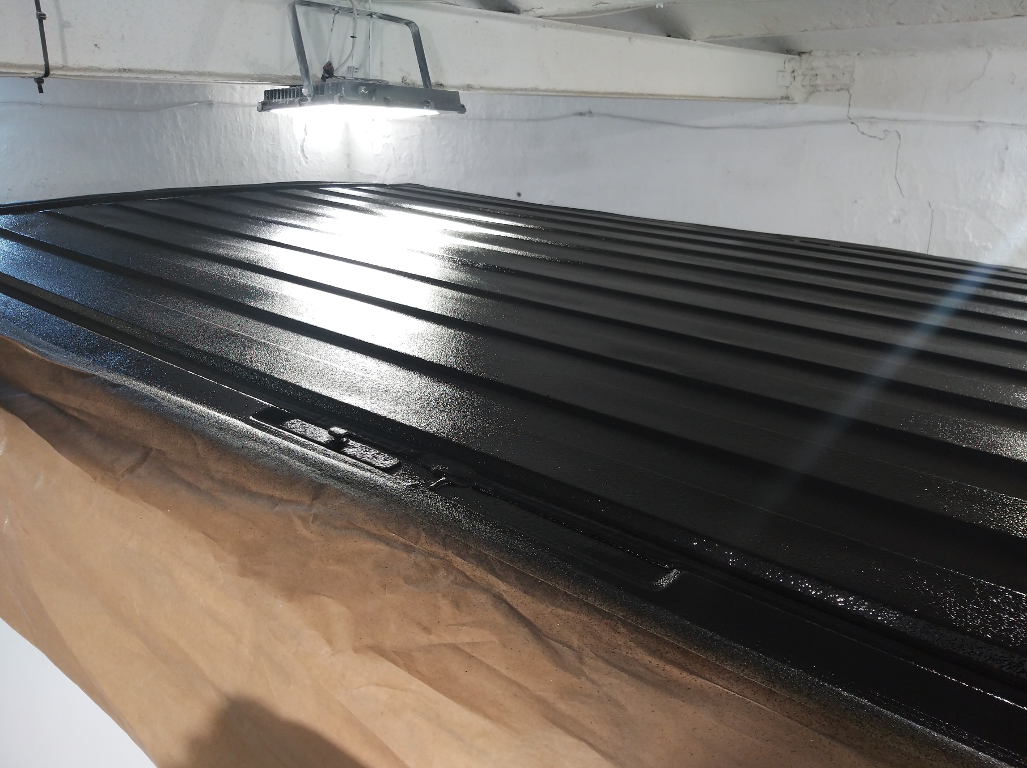 Dach samochodu pokryty farbą typu Raptor