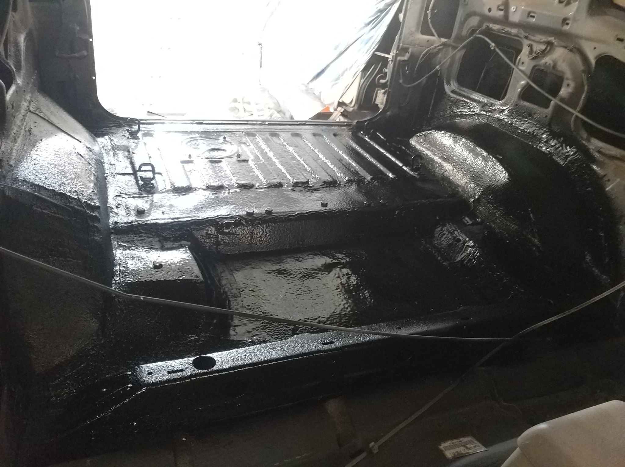 Podłoga Nissan Terrano po spawaniu i zabezpieczeniu masą natryskową typu bitex