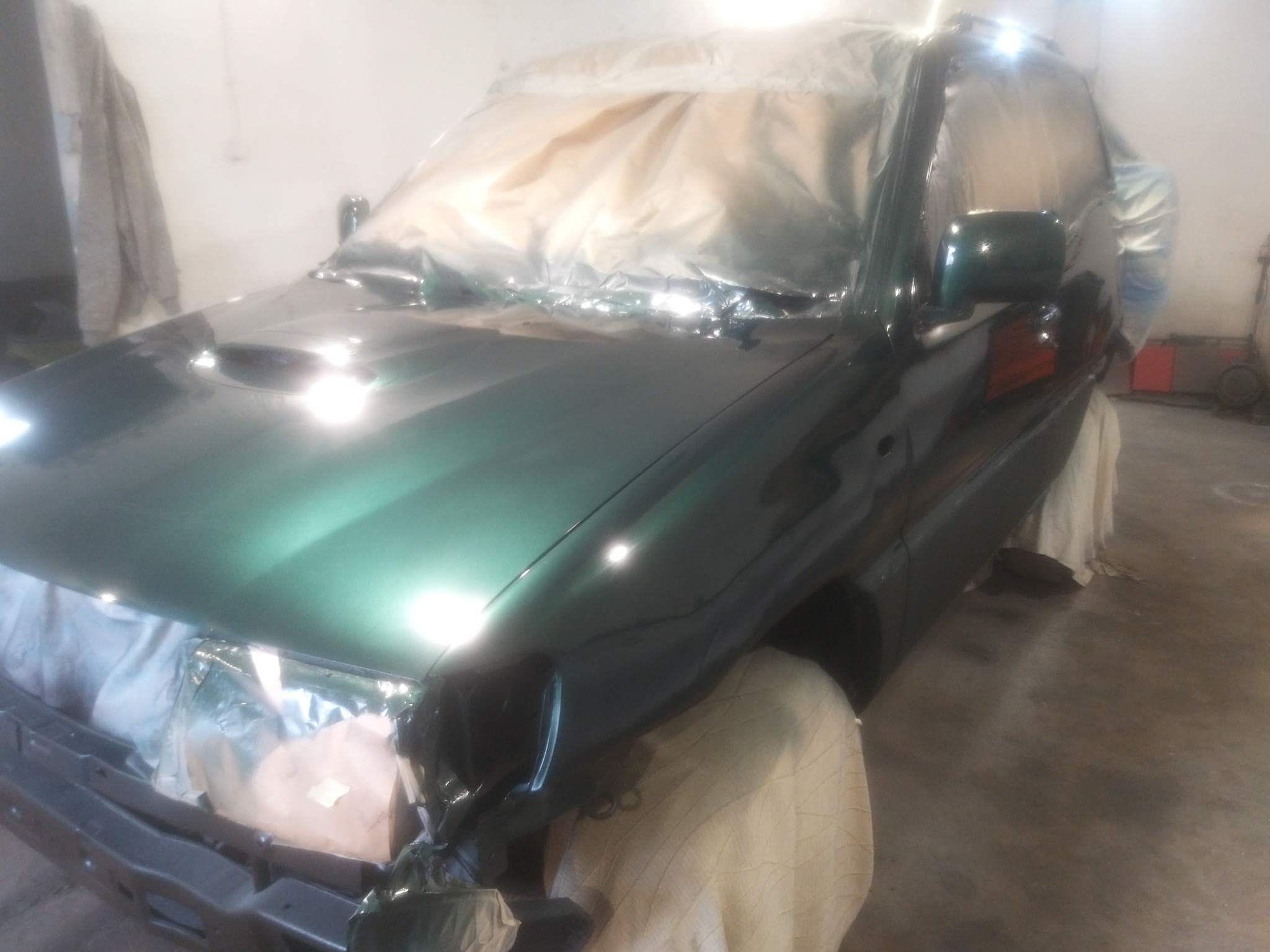 Nissan Terrano polakierowaniu kolor zielona perła.