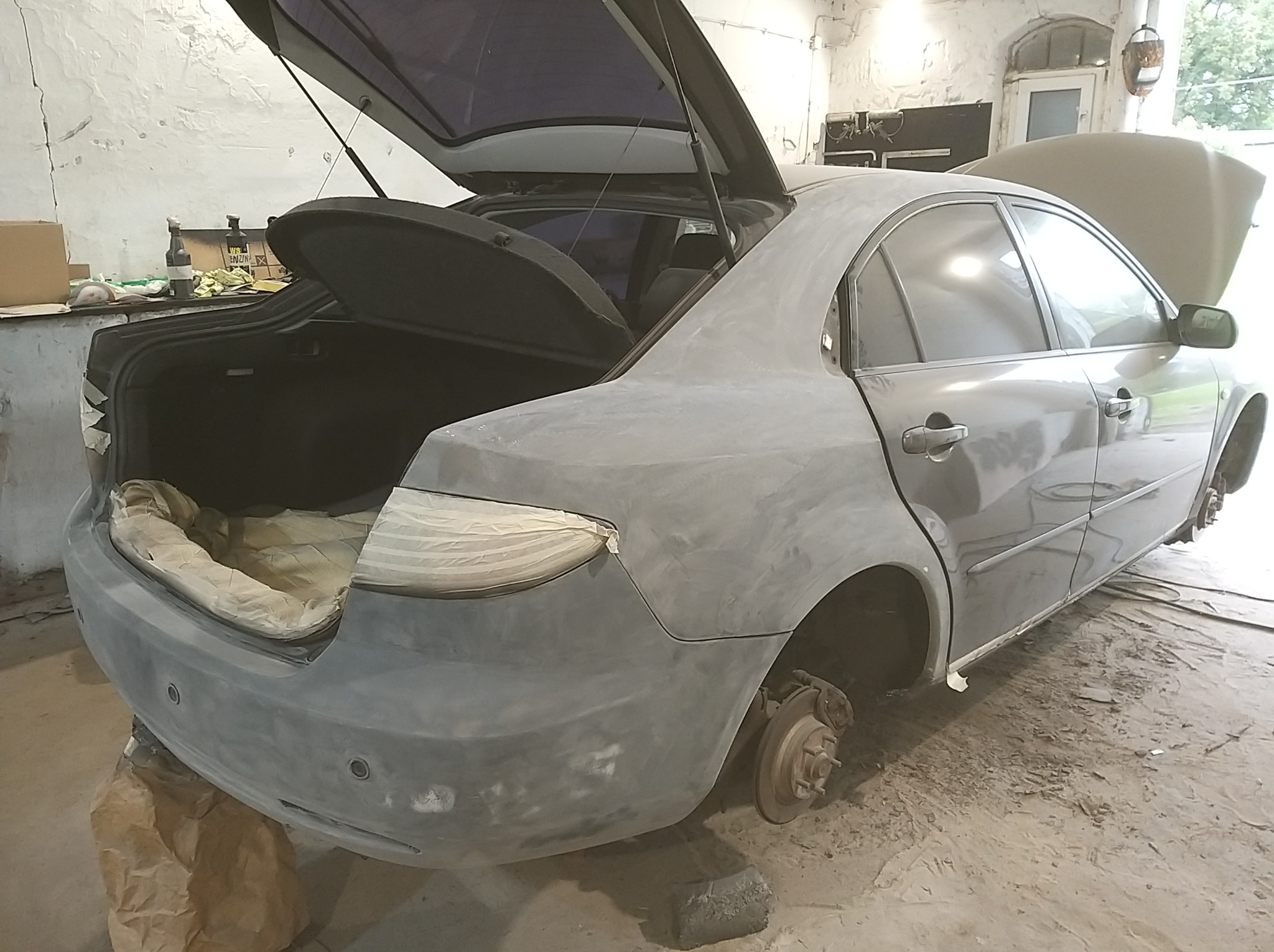 Mazda w podkładzie przygotowana do lakierowania.