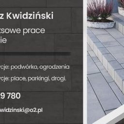 BRUK-BUD JANUSZ KWIDZIŃSKI - Nowoczesne schody z szarej kostki brukowej, z donicami z wrzosami. Minimalistyczny design, precyzyjne ułożenie. Detal podjazdu z roślinami.
