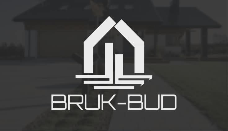 Logo firmy brukarskiej BRUK-BUD na tle ułożonej kostki brukowej i domu jednorodzinnego z podjazdem. Minimalistyczny design, stonowana kolorystyka.