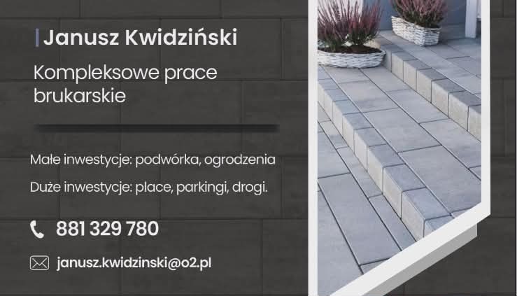 Nowoczesne schody z szarej kostki brukowej, z donicami z wrzosami. Minimalistyczny design, precyzyjne ułożenie. Detal podjazdu z roślinami.