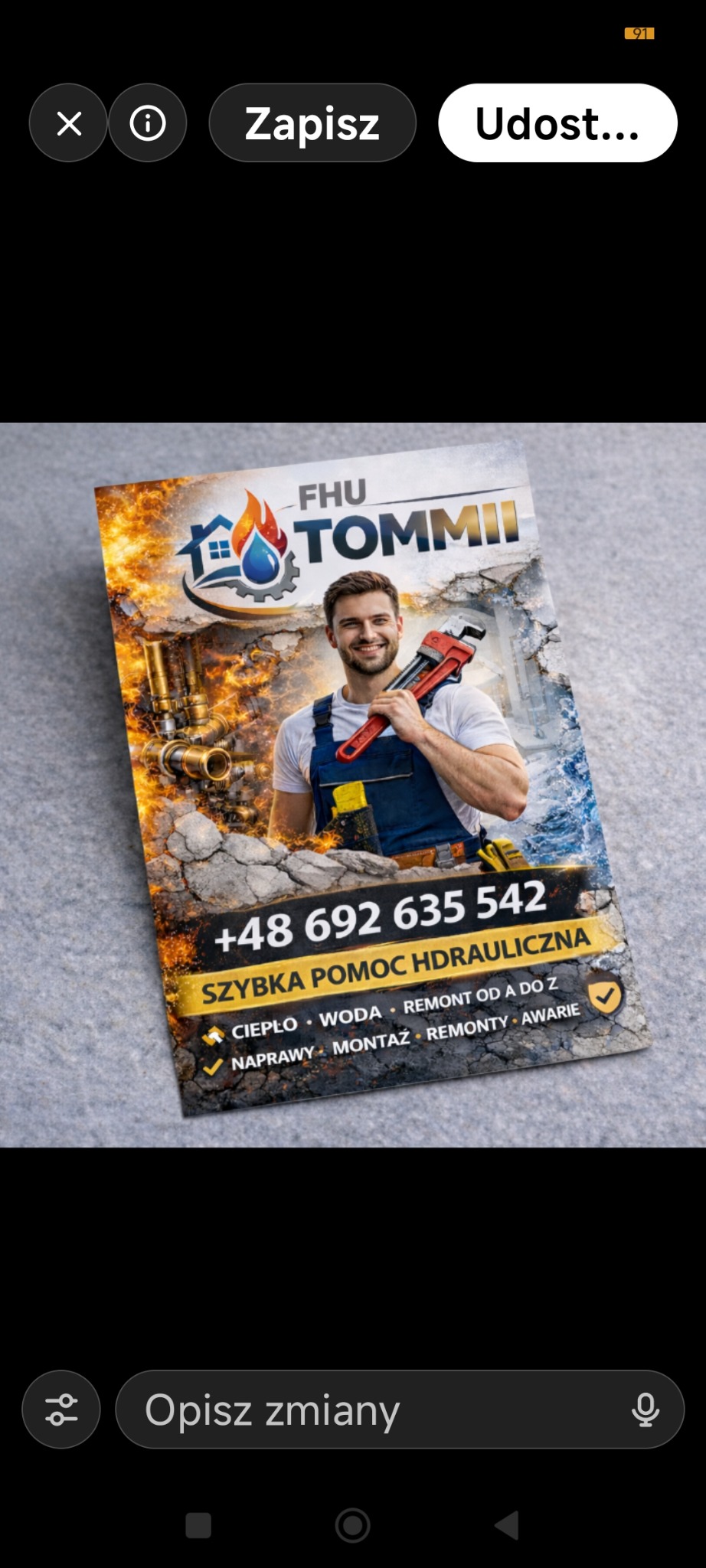 Karta wizytowa hydraulika z uśmiechniętym mężczyzną w kombinezonie, trzymającym klucz nastawny. W tle instalacja wodna i płomienie. Szybka pomoc hydrauliczna, remonty, naprawy.