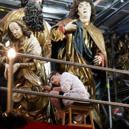 Podwykonawstwo przy konserwacji ołtarza Wita Stwosza w Krakowie.