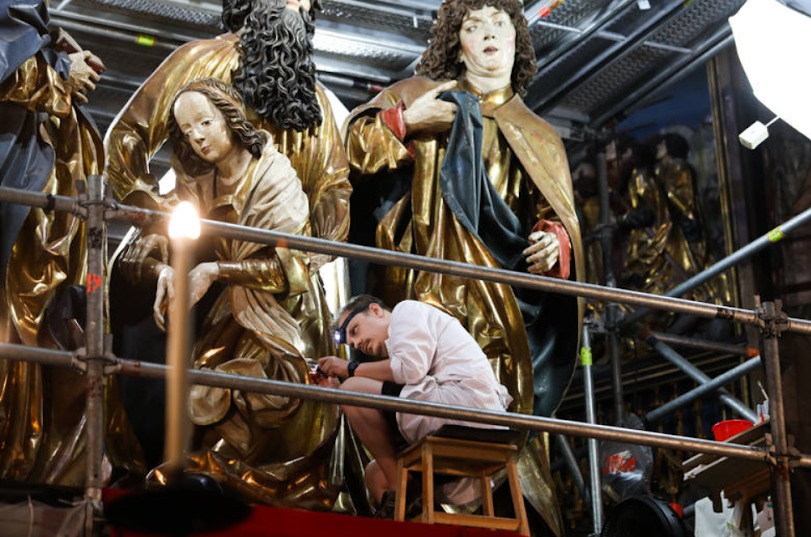 Podwykonawstwo przy konserwacji ołtarza Wita Stwosza w Krakowie.