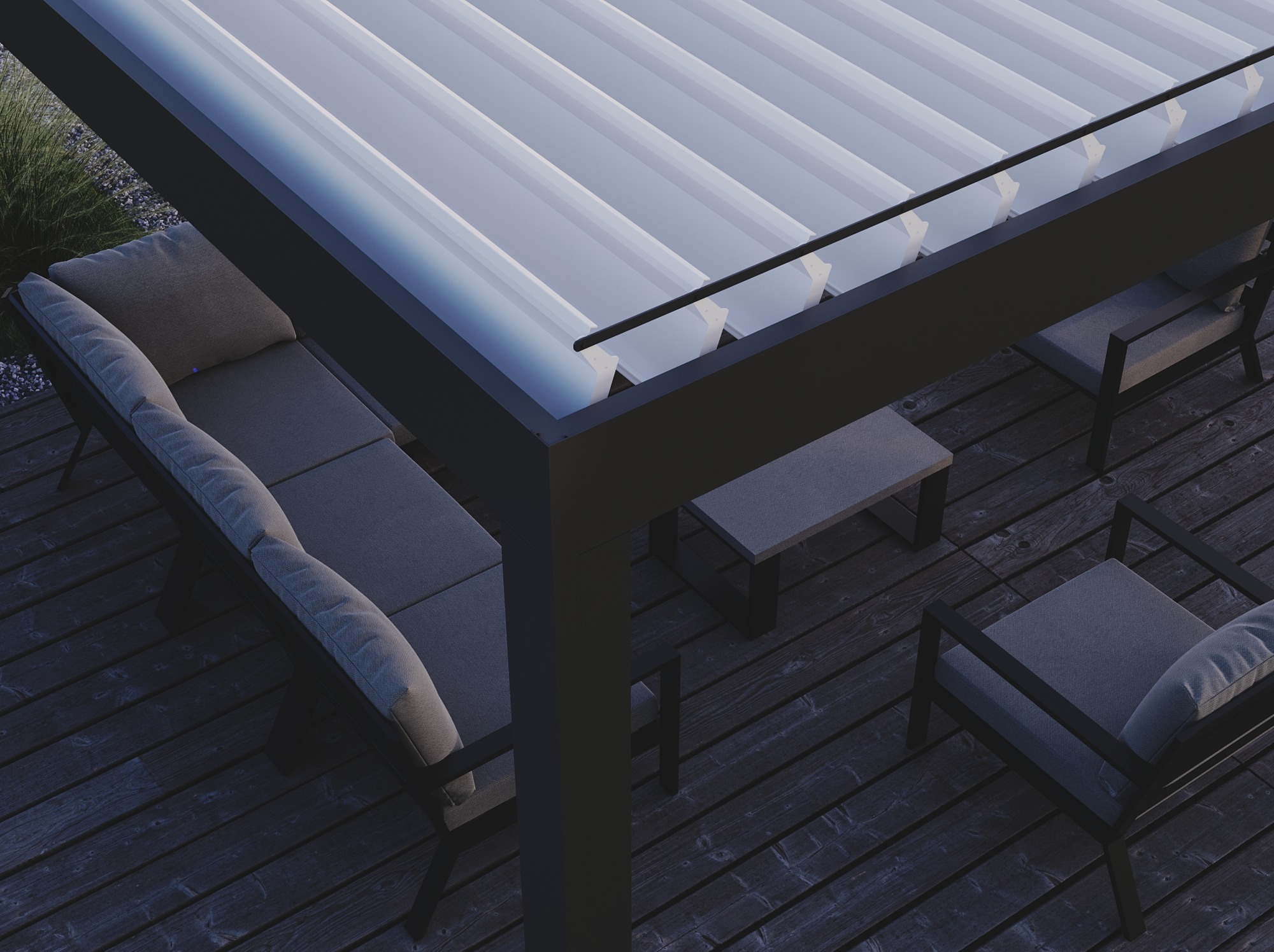 Nowoczesna, czarna konstrukcja z regulowanymi lamelami, tworząca zadaszenie nad drewnianym tarasem z meblami ogrodowymi w odcieniach szarości. Widok z góry.