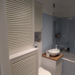 zabudowa łazienkowa z malowanymi frontami ażurowymi