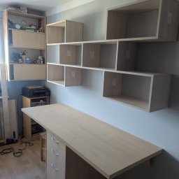 biurko z szafką otwartą do pokoju dziecięcego