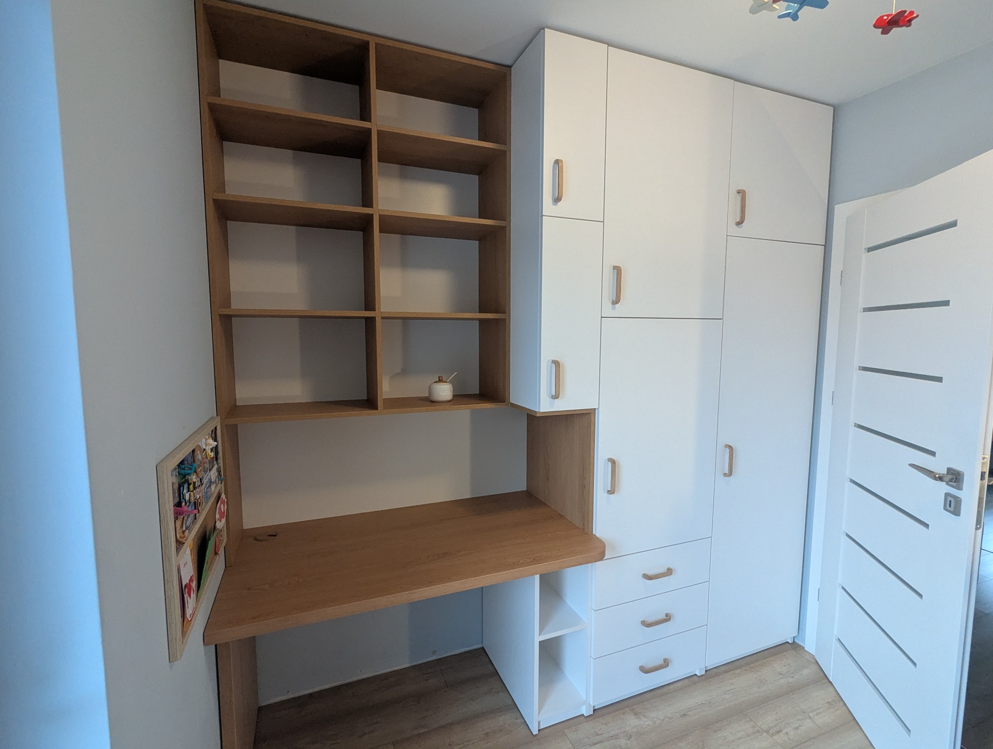 meble do dziecięcego pokoju z wbudowanym biurkiem