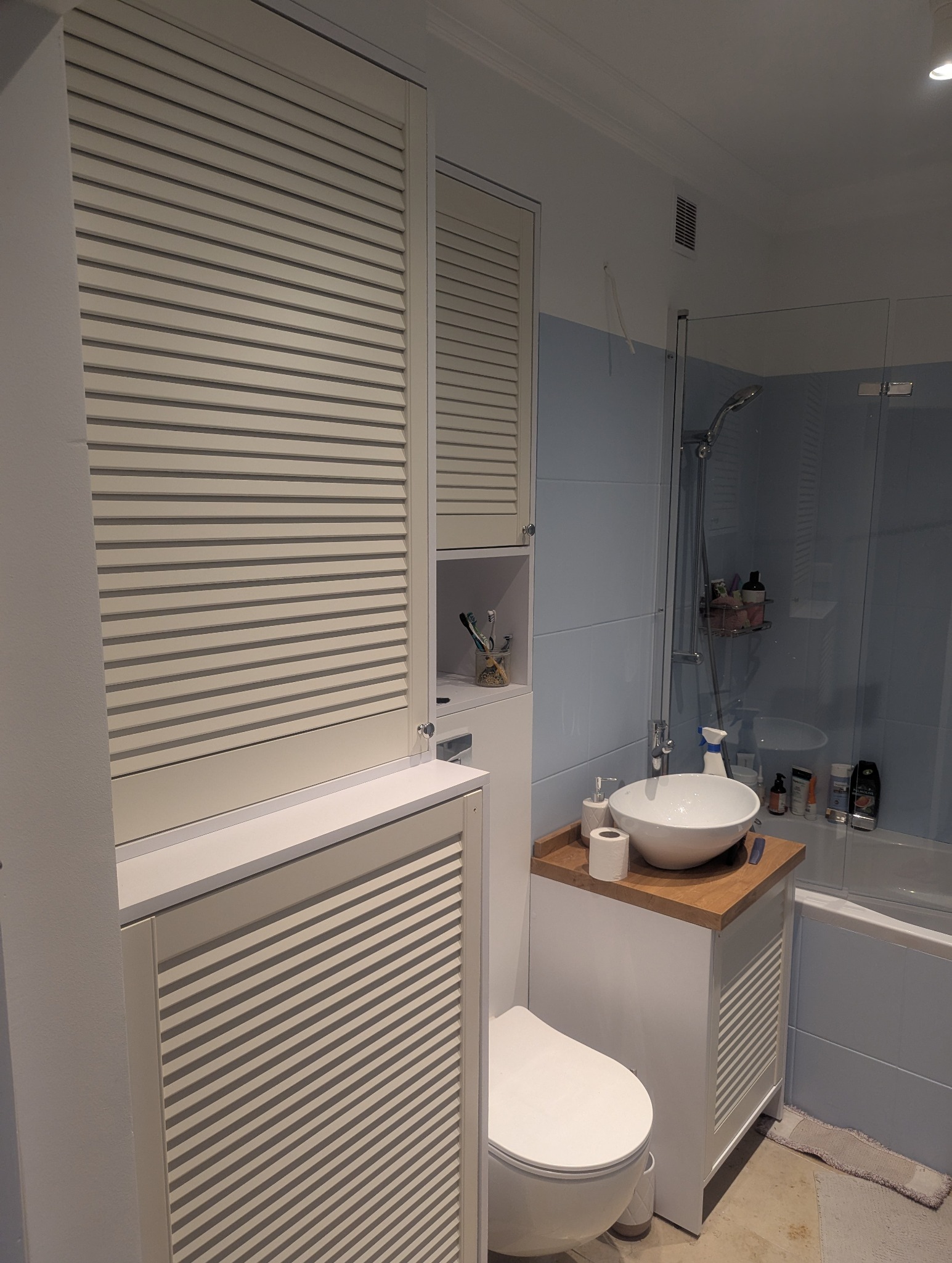 zabudowa łazienkowa z malowanymi frontami ażurowymi