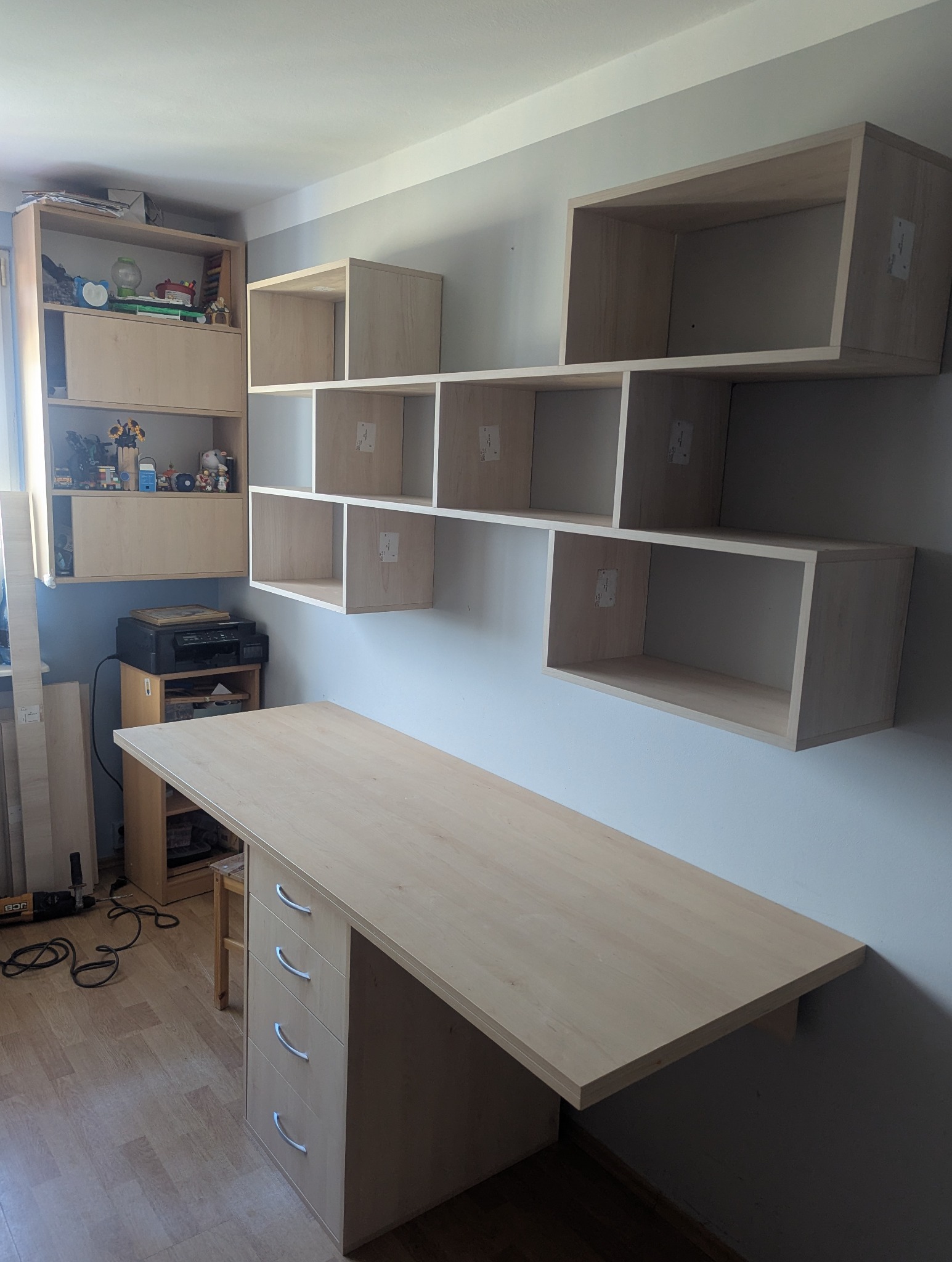 biurko z szafką otwartą do pokoju dziecięcego