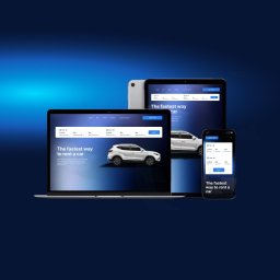 True False Sp. z o.o. - Responsywna strona www wypożyczalni aut na laptopie, tablecie i smartfonie. Biały samochód na niebieskim tle. Układ strony dostosowany do różnych urządzeń.