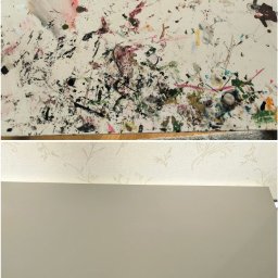 Mobilna Rękawiczka - Blat biurka przed i po czyszczeniu. Na górze zabrudzony farbami i plamami, na dole czysty, biały blat. Widoczne ślady użytkowania.