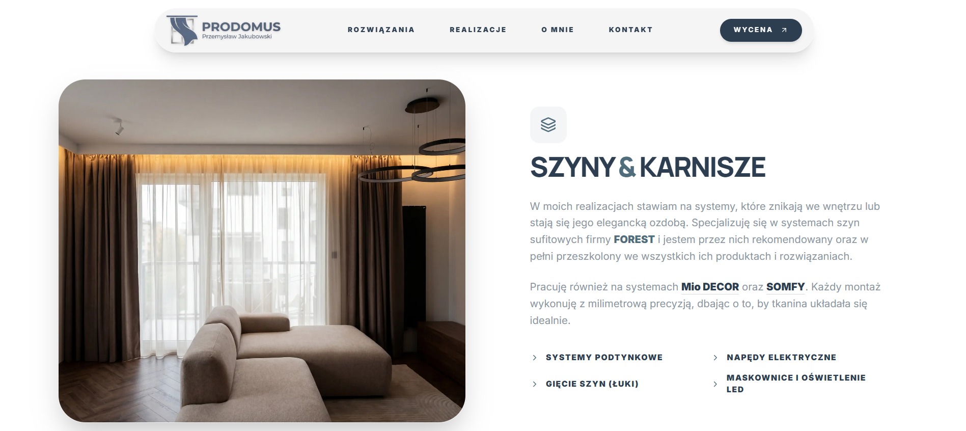 Eleganckie zasłony w beżach i brązach, upięte na nowoczesnych karniszach w jasnym salonie z sofą. Subtelne oświetlenie podkreśla fakturę tkanin.