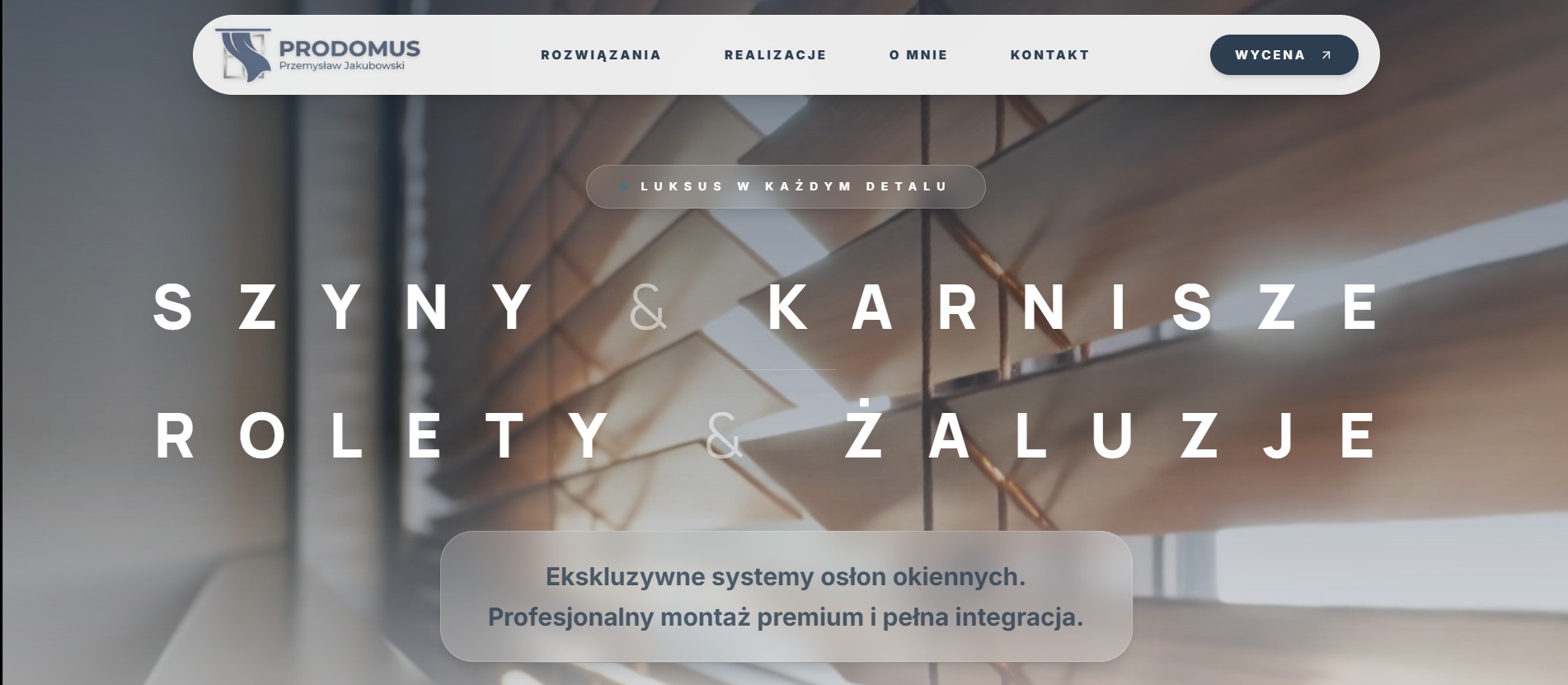 Strona internetowa firmy Prodomus z ofertą szyn, karniszy, rolet i żaluzji. Minimalistyczny design, stonowana kolorystyka, hasło 'Luksus w każdym detalu'.