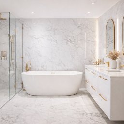 Kaflowy styl - Elegancka łazienka z marmurowymi płytkami, białą wanną wolnostojącą i szafką z umywalkami. Złote akcenty armatury i oświetlenia dodają luksusowego charakteru.