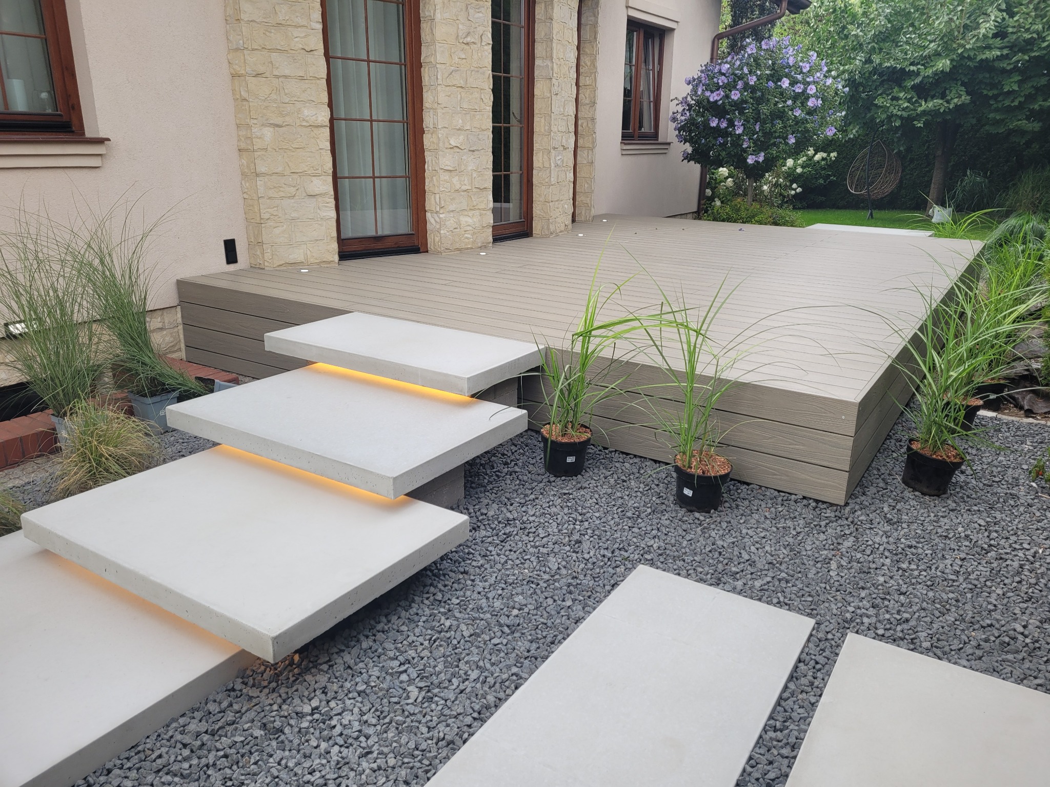 Taras oraz schody lewitujące w podświetleniu LED