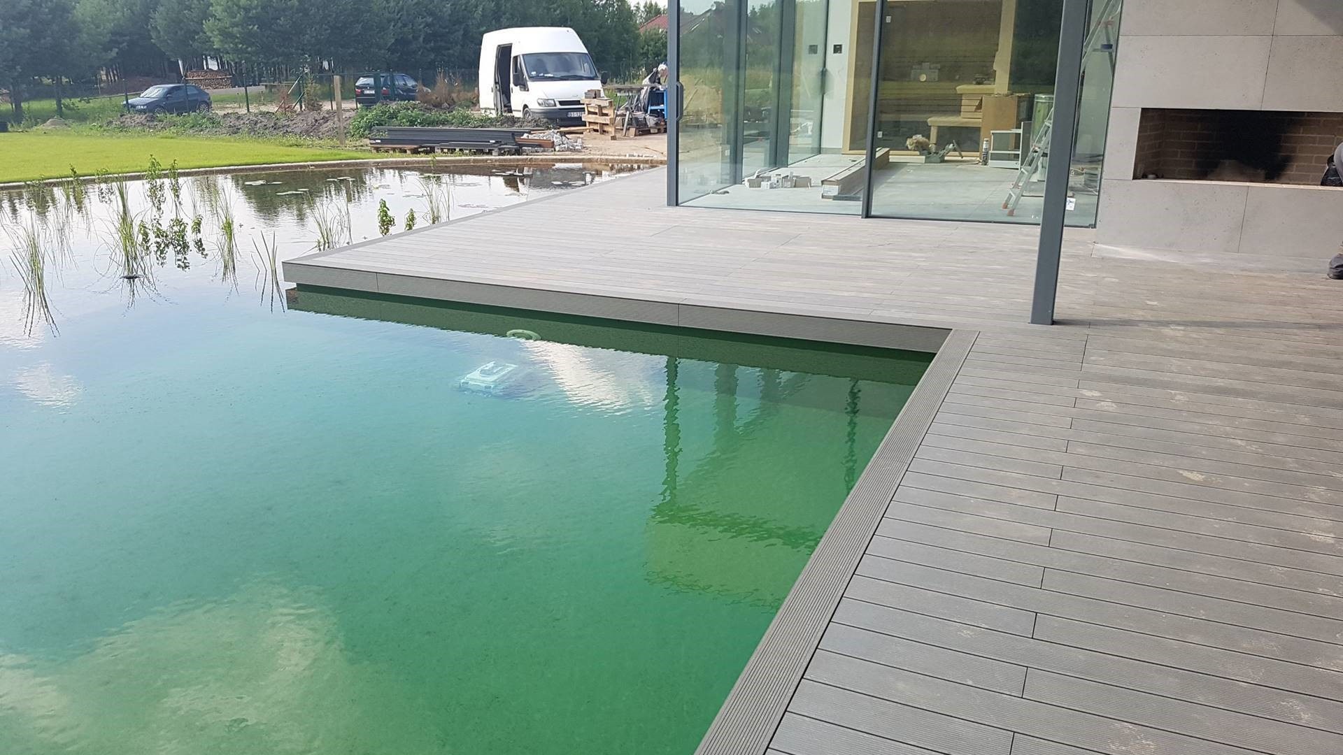 Staw kąpielowy, taras WPC, pergola stalowa