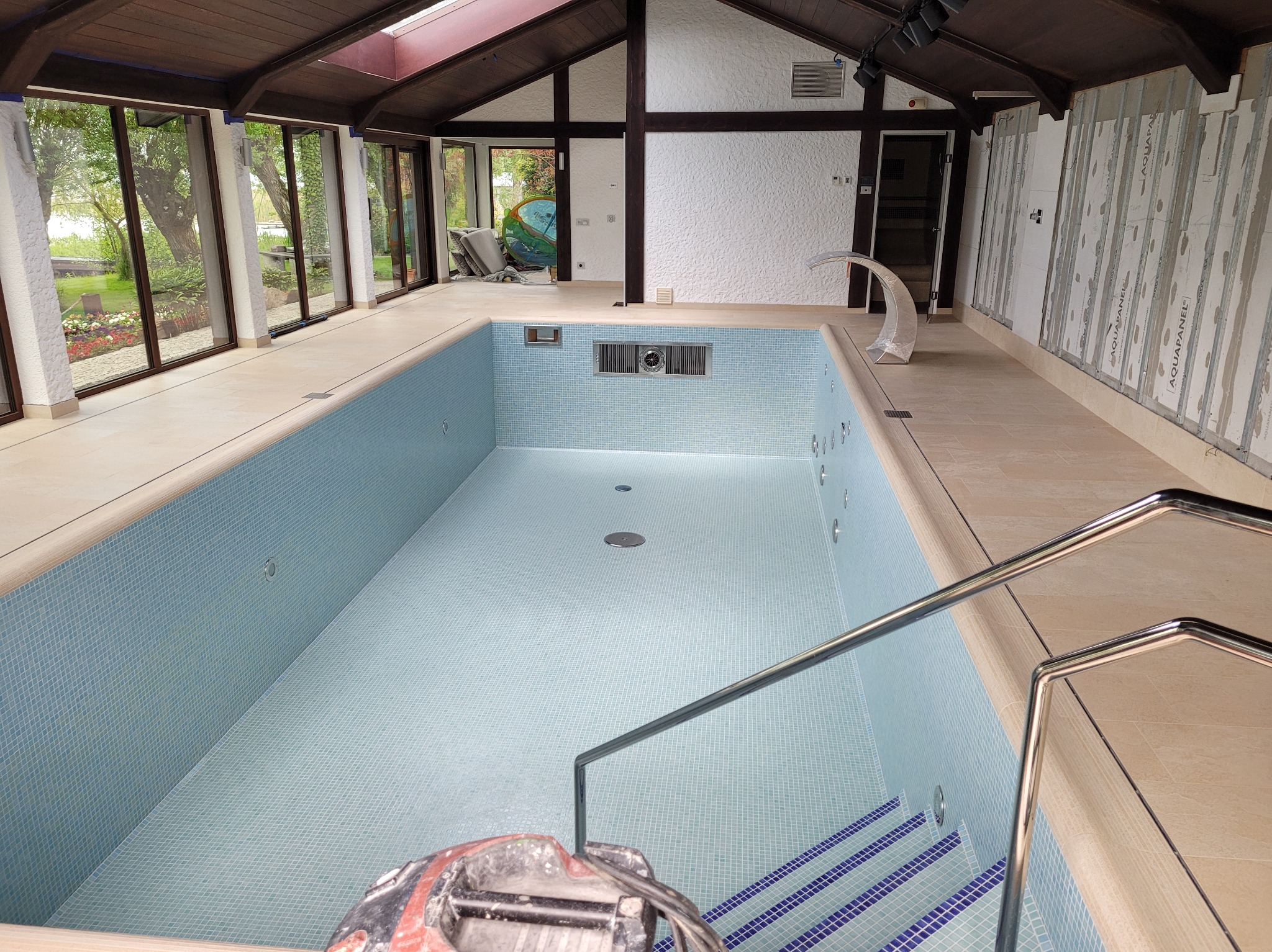 Basen wewnętrzny całość niecki w mozaice, rynna przelewowa, plaża, montaż techniki basenowej