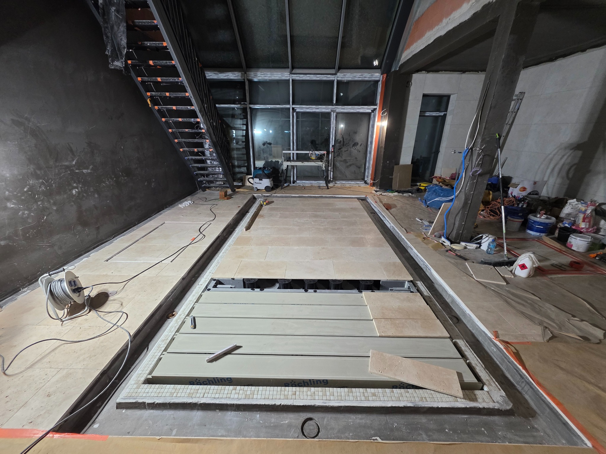 basen wewnetrzny ruchome automatycznie regulowane dno