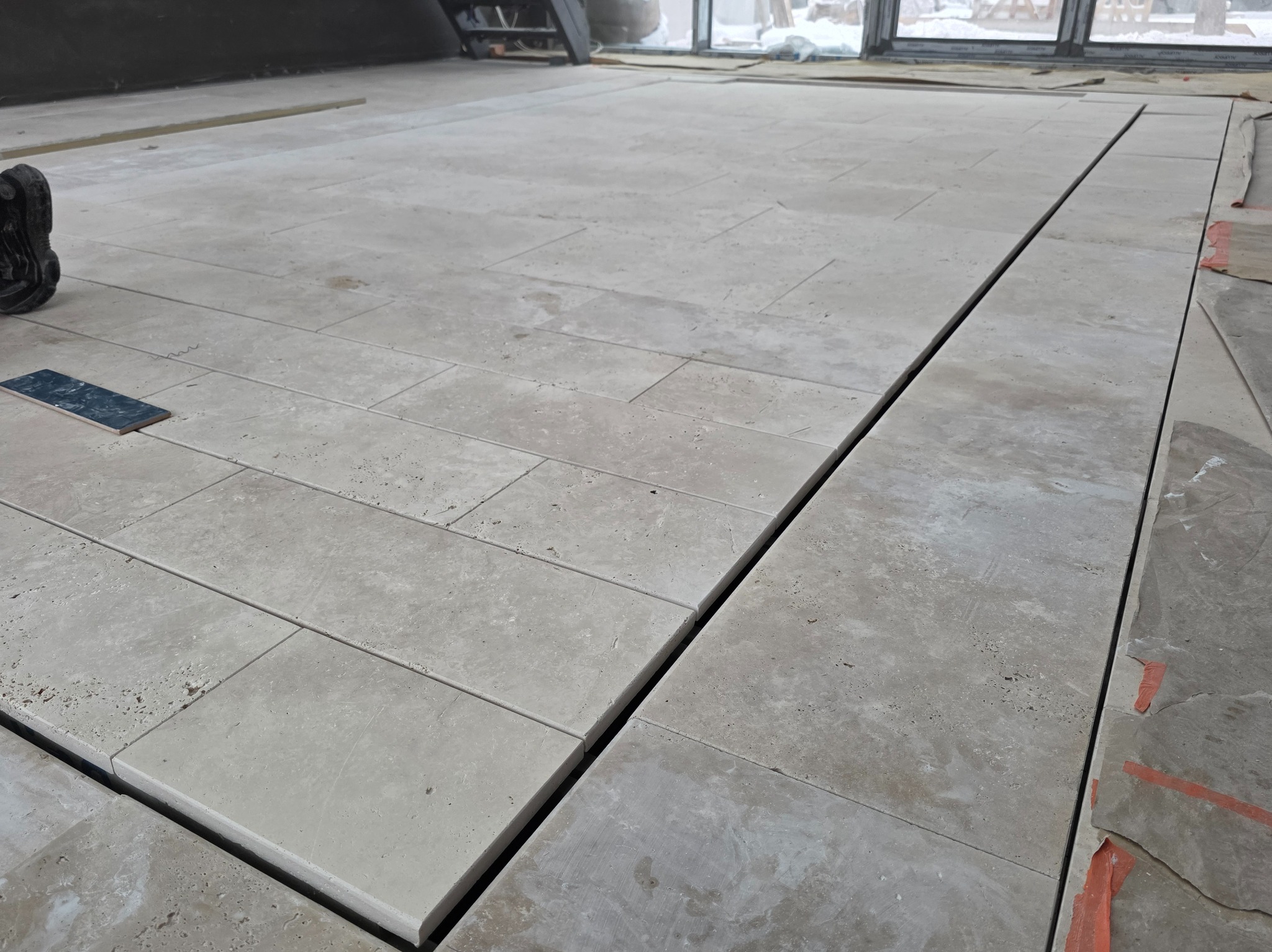 Dno basenu oraz plazą wykonczona kamieniem naturalnym tutaj Trawertyn selekcjonowany