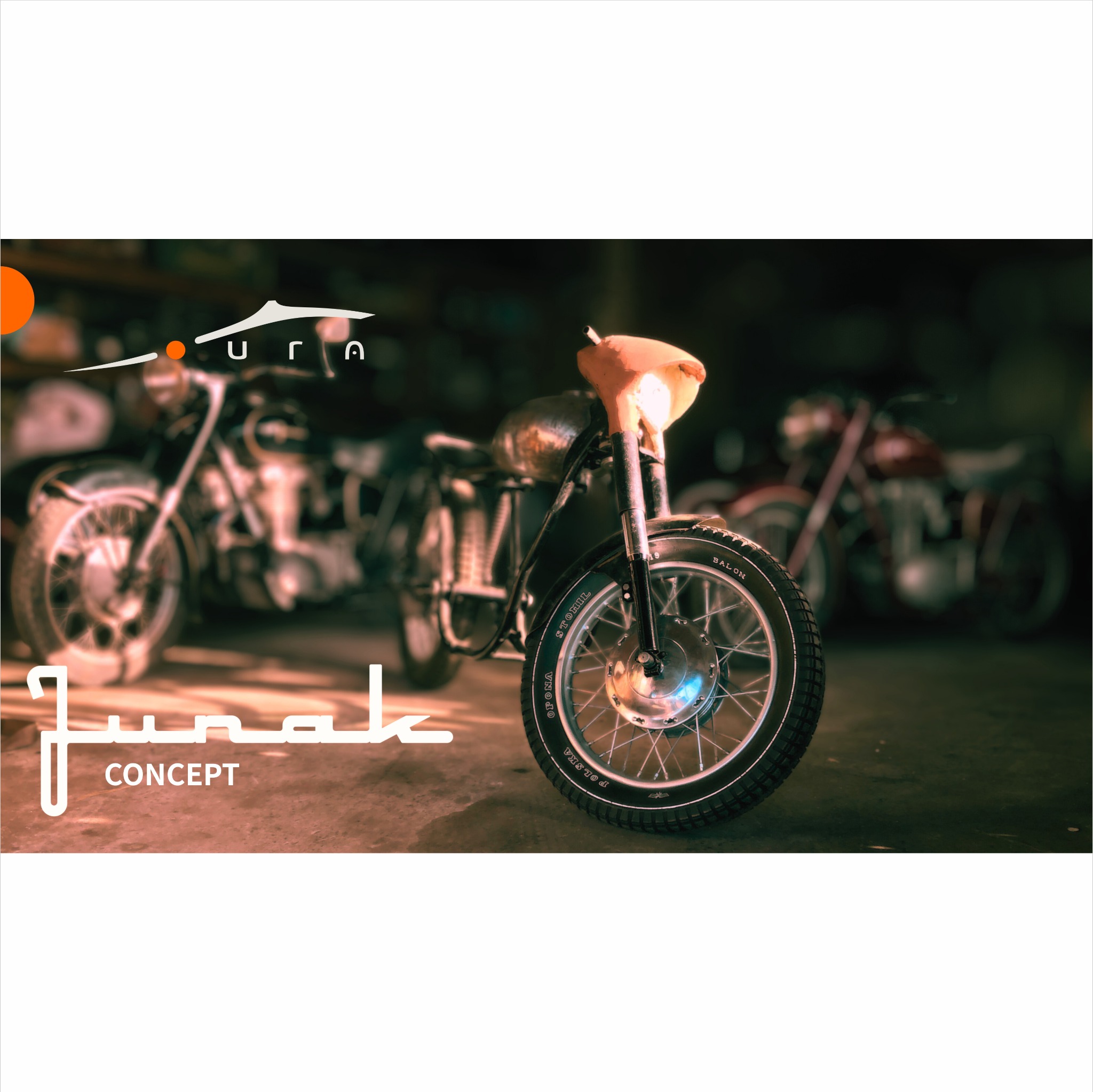 Model motocykla Junak Concept z bliska, z logo firmy w tle. Ujęcie w garażu, z innymi motocyklami w tle, oświetlenie podkreśla detale. Opona z napisem 'OPONA POLSKA'.