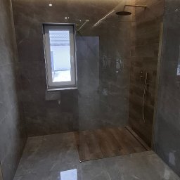 Plytki w wysokim połysku, bardzo eleganckie wykończenie. 