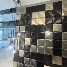 Plytki ceramiczne 3d, czerń połączona z srebrnymi elementami.