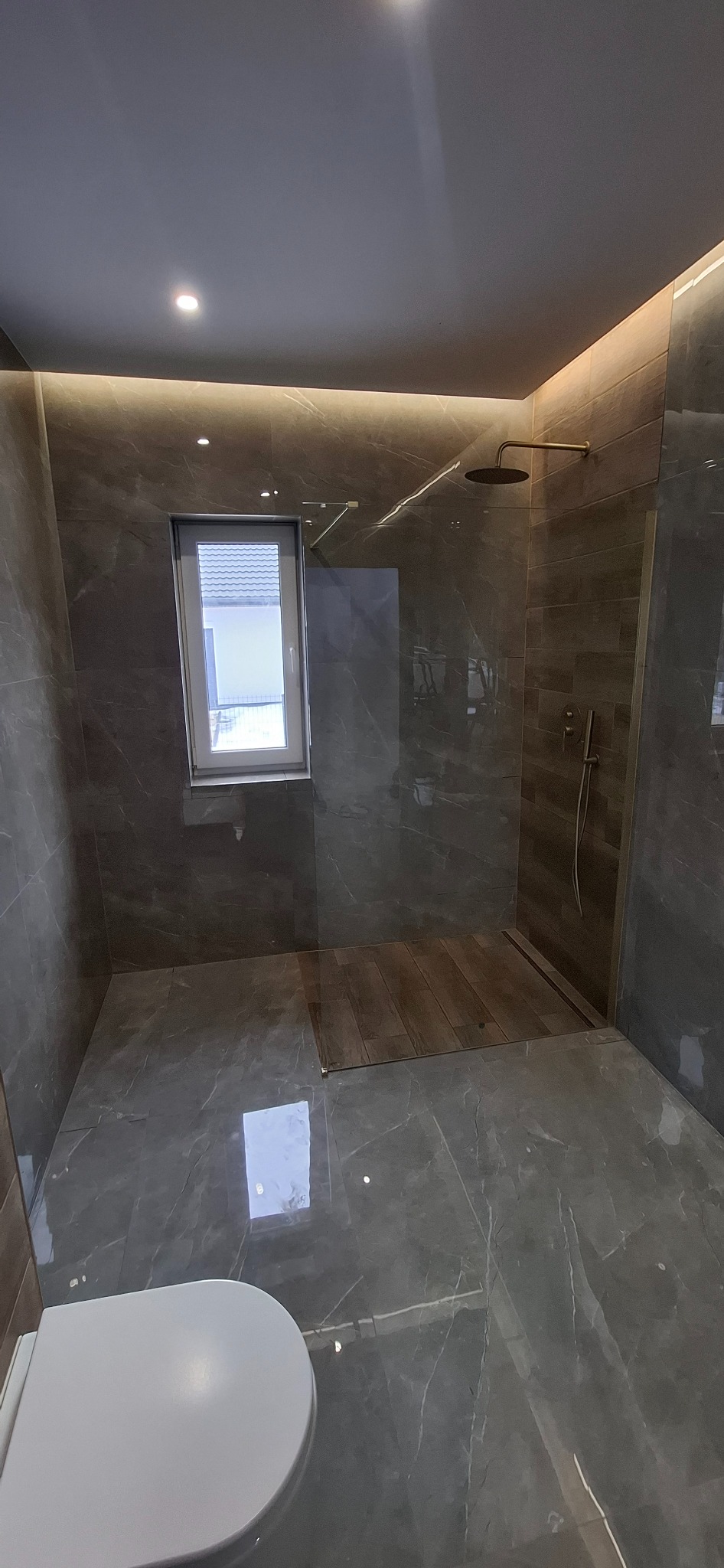 Plytki w wysokim połysku, bardzo eleganckie wykończenie.