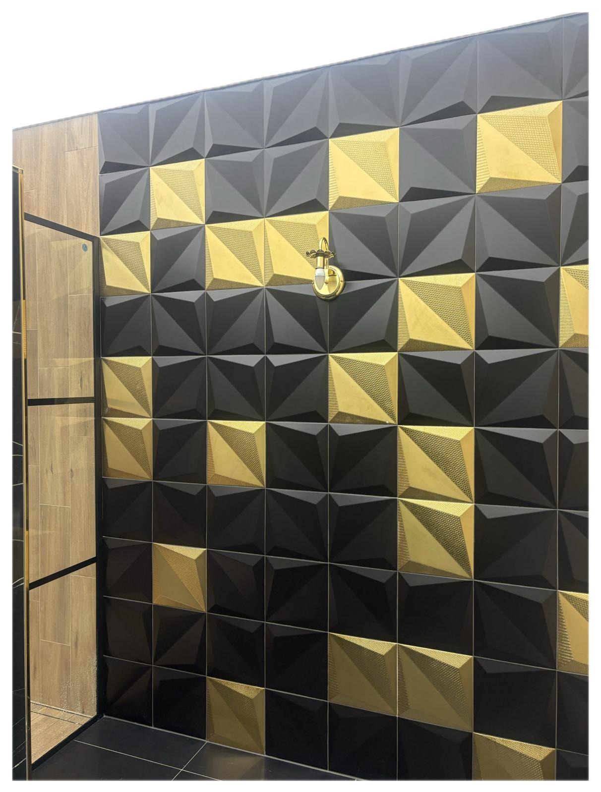 Plytki ceramiczne 3d, czerń połączona z złotymi elementami.