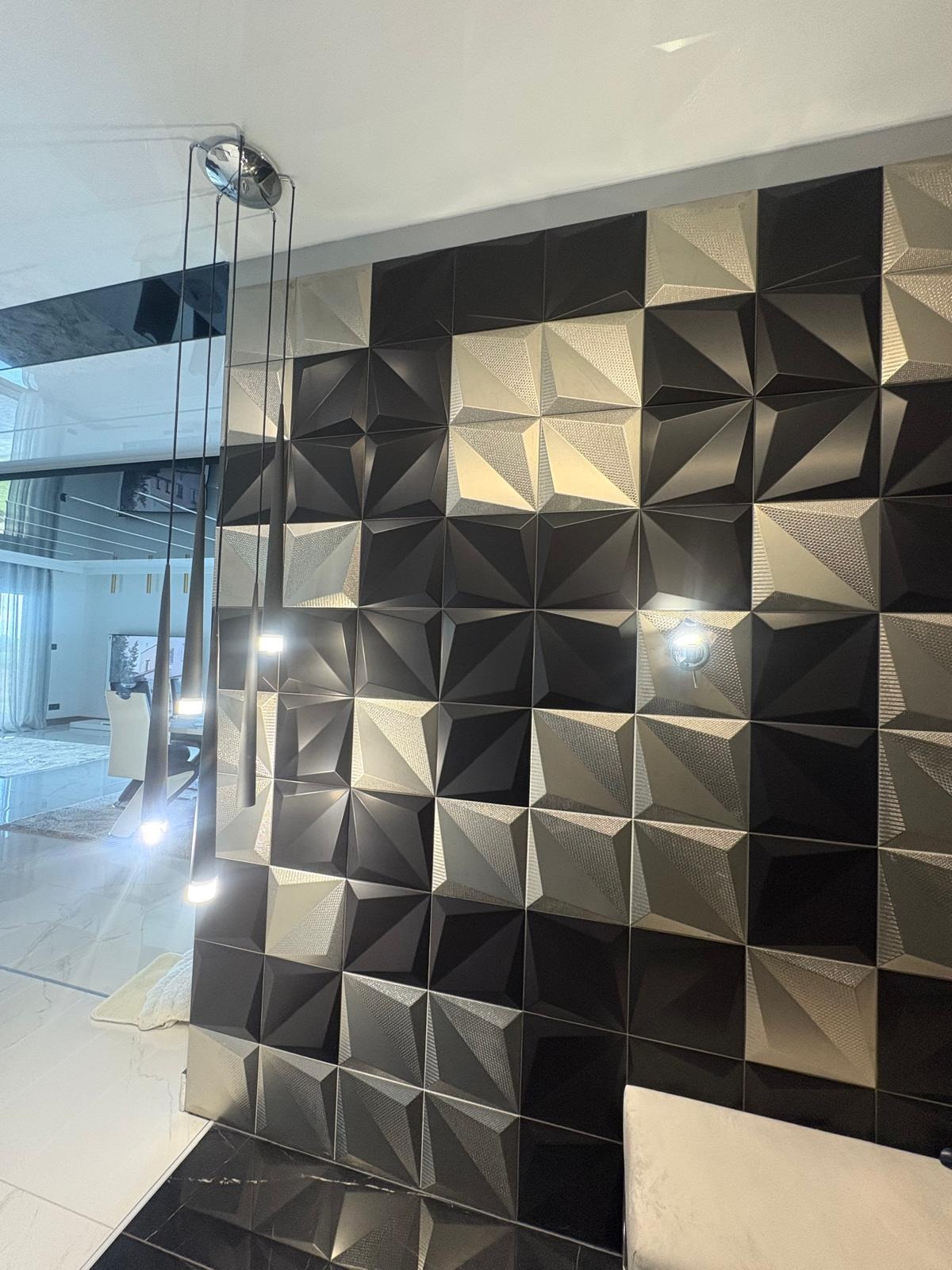 Plytki ceramiczne 3d, czerń połączona z srebrnymi elementami.