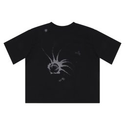 SARA STUDIO - Czarny T-shirt z unikalnym, rozmytym, szarym nadrukiem przypominającym abstrakcyjny motyw roślinny lub kosmiczny, na białym tle. Krótkie rękawy, okrągły dekolt.