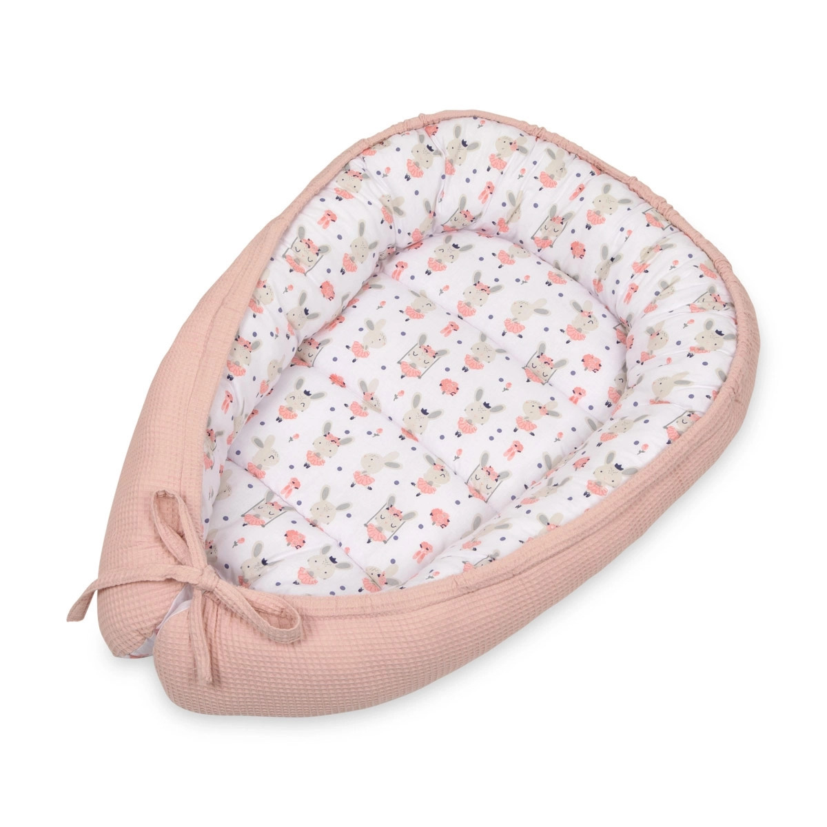 Różowy kokon niemowlęcy z motywem króliczków, widok z góry, na białym tle. Wnętrze wyściełane miękkim materiałem. Idealny dla noworodka.