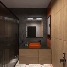 Zinna Interiors - Nowoczesna łazienka z kabiną prysznicową oddzieloną ryflowaną szybą, pomarańczową umywalką na szafce z drewnianymi frontami i szarą ścianą z lustrem.