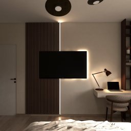 Zinna Interiors - Nowoczesna sypialnia z biurkiem, lampką i telewizorem podświetlonym LED. Drewniane lamele na ścianie i minimalistyczne oświetlenie sufitowe. Ciepłe, stonowane barwy.