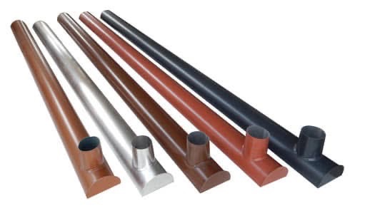 Różnokolorowe rynny spustowe w zbliżeniu, ułożone równolegle na białym tle. Widoczne detale łączeń i różne odcienie brązu, szarości, czerwieni i czerni.