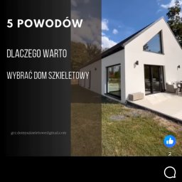 Milena Radwańska MR Creative & Trade studio reklamy, pośrednictwo sprzedaży. - Nowoczesny dom szkieletowy z dużymi przeszkleniami i minimalistycznym designem. Ujęcie z zewnątrz, prezentujące elewację i otoczenie budynku. Widoczny fragment ogrodu.