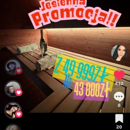 Milena Radwańska MR Creative & Trade studio reklamy, pośrednictwo sprzedaży. - Jesienna promocja sauny: butelka szampana i dwa kieliszki na drewnianej ławie, obok ręczniki. Nałożony napis z ceną promocyjną. Widok z perspektywy użytkownika TikToka.