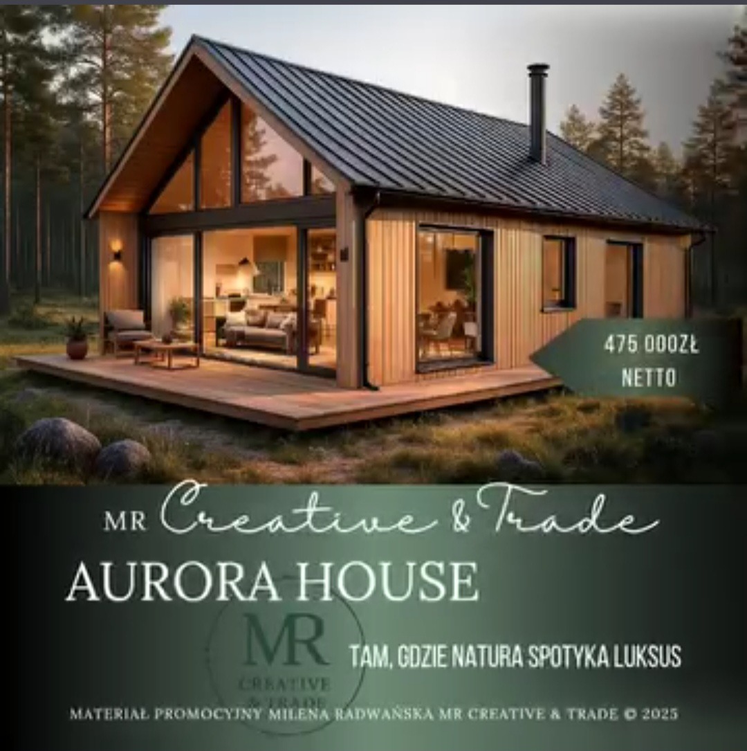 Nowoczesny, parterowy dom z drewna z dużymi przeszkleniami, otoczony zielenią. Widoczny taras i wnętrze domu. Reklama 'Aurora House' z ceną netto.