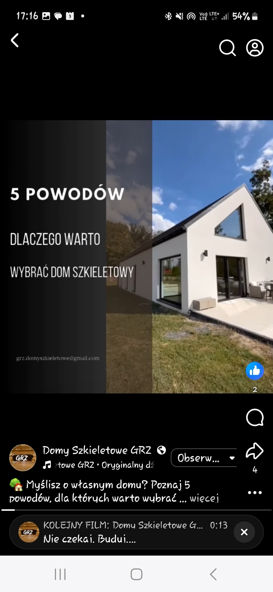 Nowoczesny dom szkieletowy z dużymi przeszkleniami i minimalistycznym designem. Ujęcie z zewnątrz, prezentujące elewację i otoczenie budynku. Widoczny fragment ogrodu.