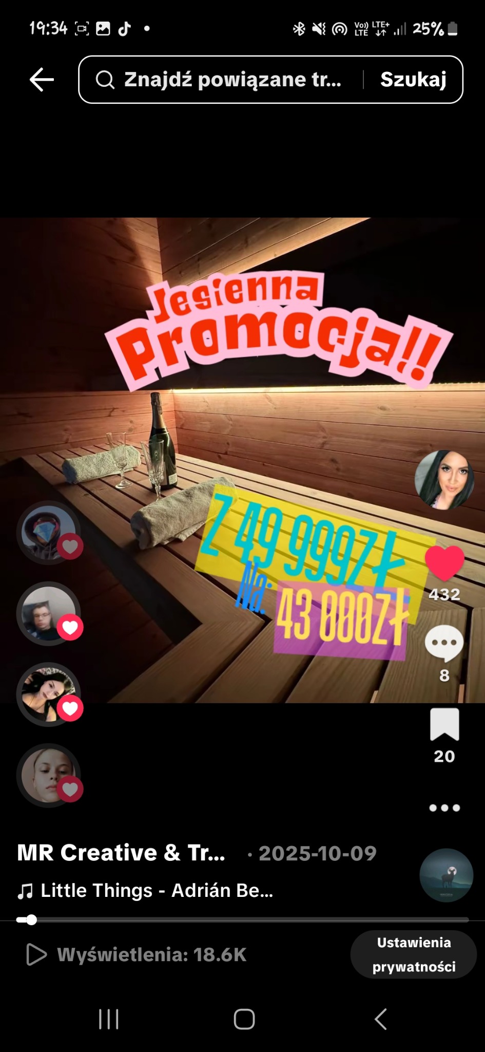 Jesienna promocja sauny: butelka szampana i dwa kieliszki na drewnianej ławie, obok ręczniki. Nałożony napis z ceną promocyjną. Widok z perspektywy użytkownika TikToka.