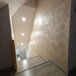 Klatka schodowa z tynkiem dekoracyjnym Sahara