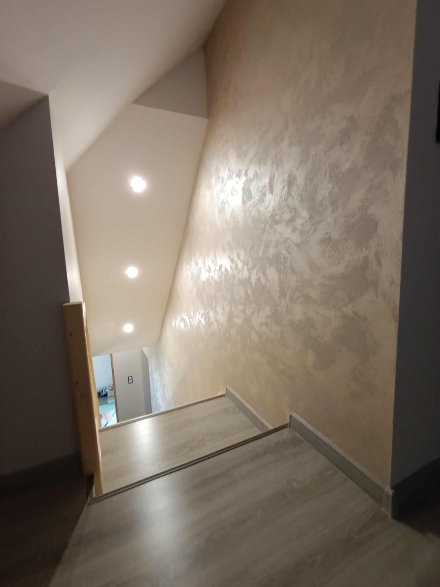 Klatka schodowa z tynkiem dekoracyjnym Sahara