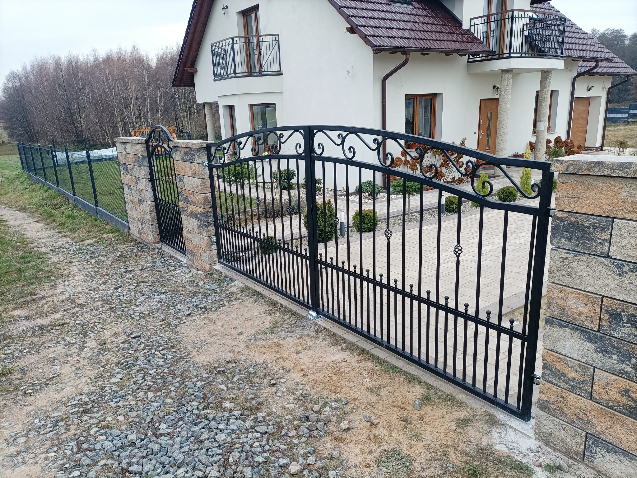 Brama oraz furtka ocynk ogniowy i malowanie proszkowe.