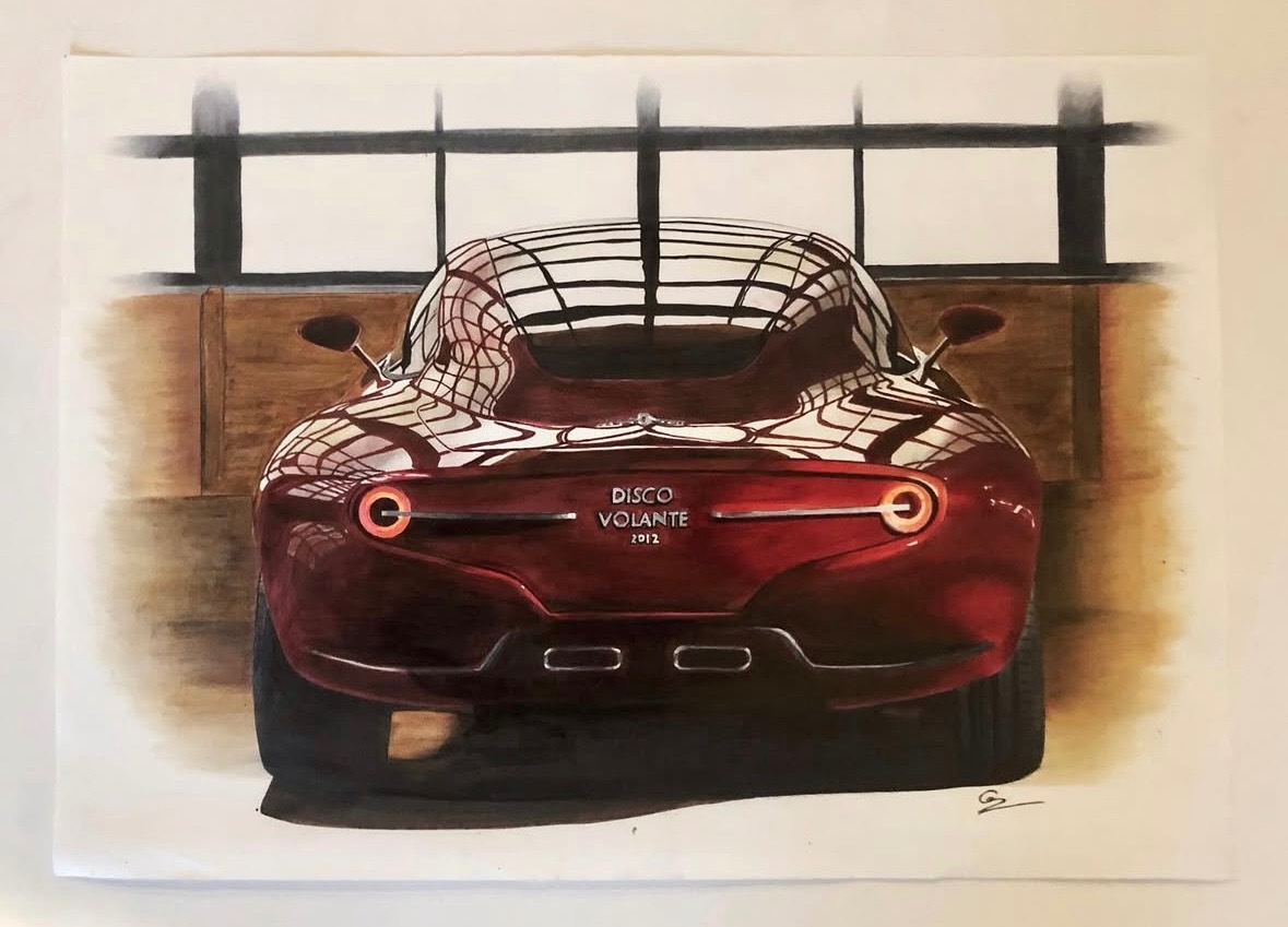 Ręcznie malowany obraz akwarelowy przedstawiający tył czerwonego samochodu sportowego Disco Volante 2012 na tle okna z czarnymi szprosami i drewnianej ściany.