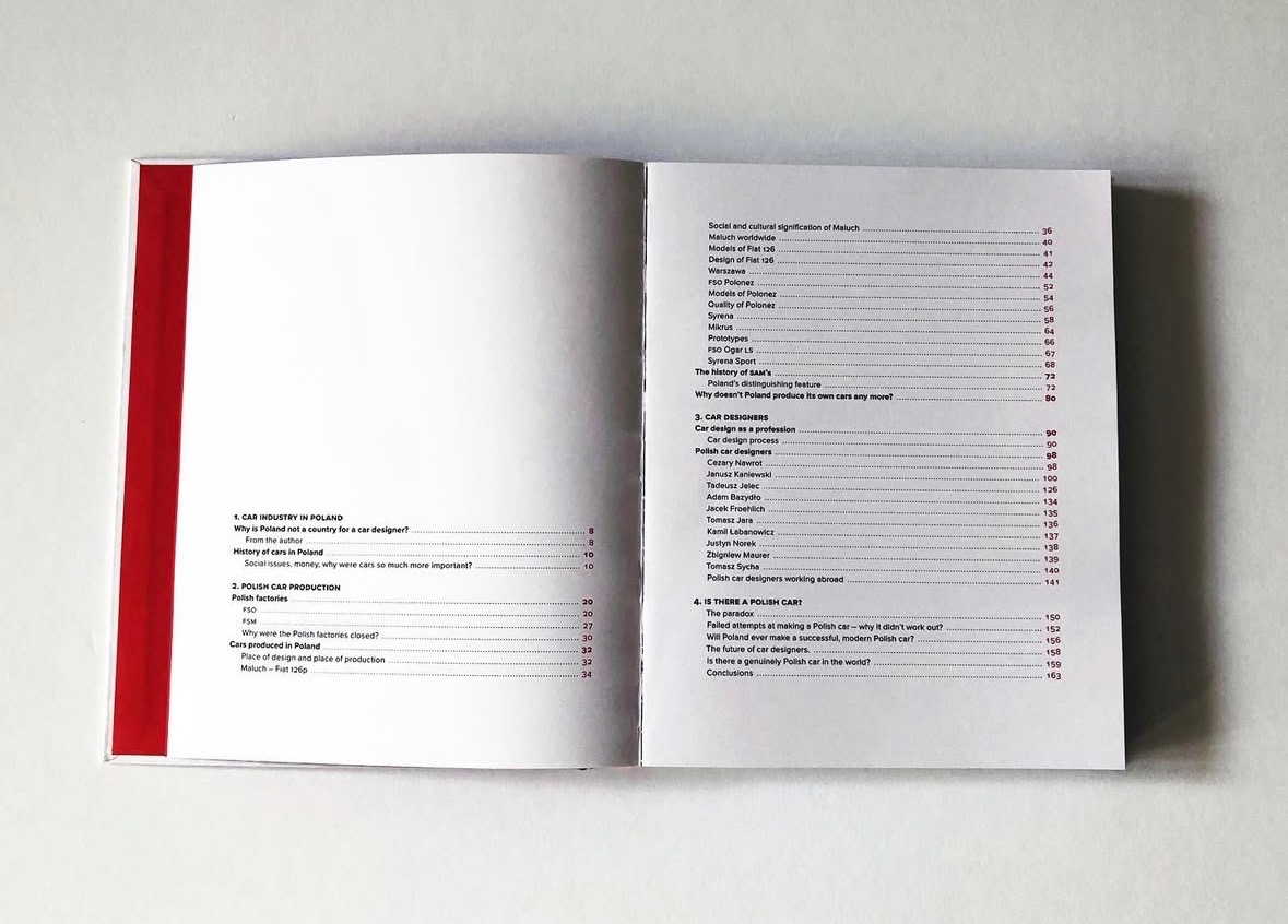 Otwarta książka z tekstem o polskim przemyśle motoryzacyjnym i projektantach samochodów, widoczne rozdziały i nazwiska projektantów. Czerwony pasek na grzbiecie.