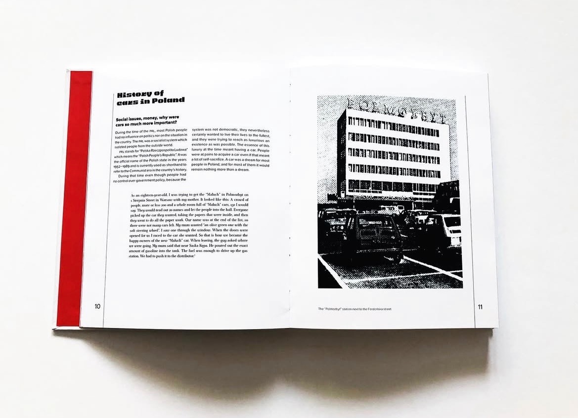 Otwarta książka z czarno-białym zdjęciem budynku Polmozbyt z zaparkowanymi samochodami, ilustrująca historię motoryzacji w Polsce. Tekst po lewej stronie.