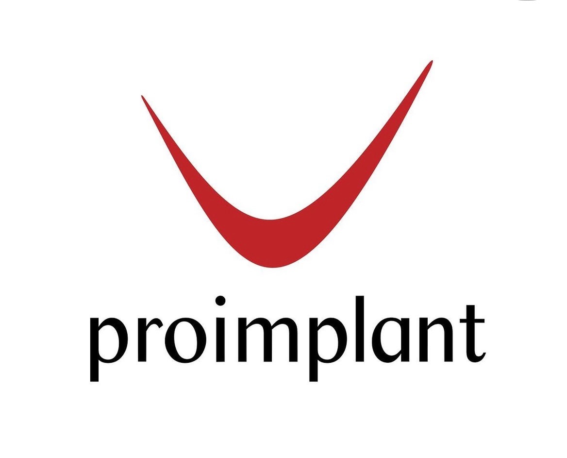 Logo 'proimplant' z czerwonym znakiem graficznym przypominającym odwrócony symbol zaznaczenia, umieszczonym nad nazwą firmy na białym tle. Minimalistyczny design.