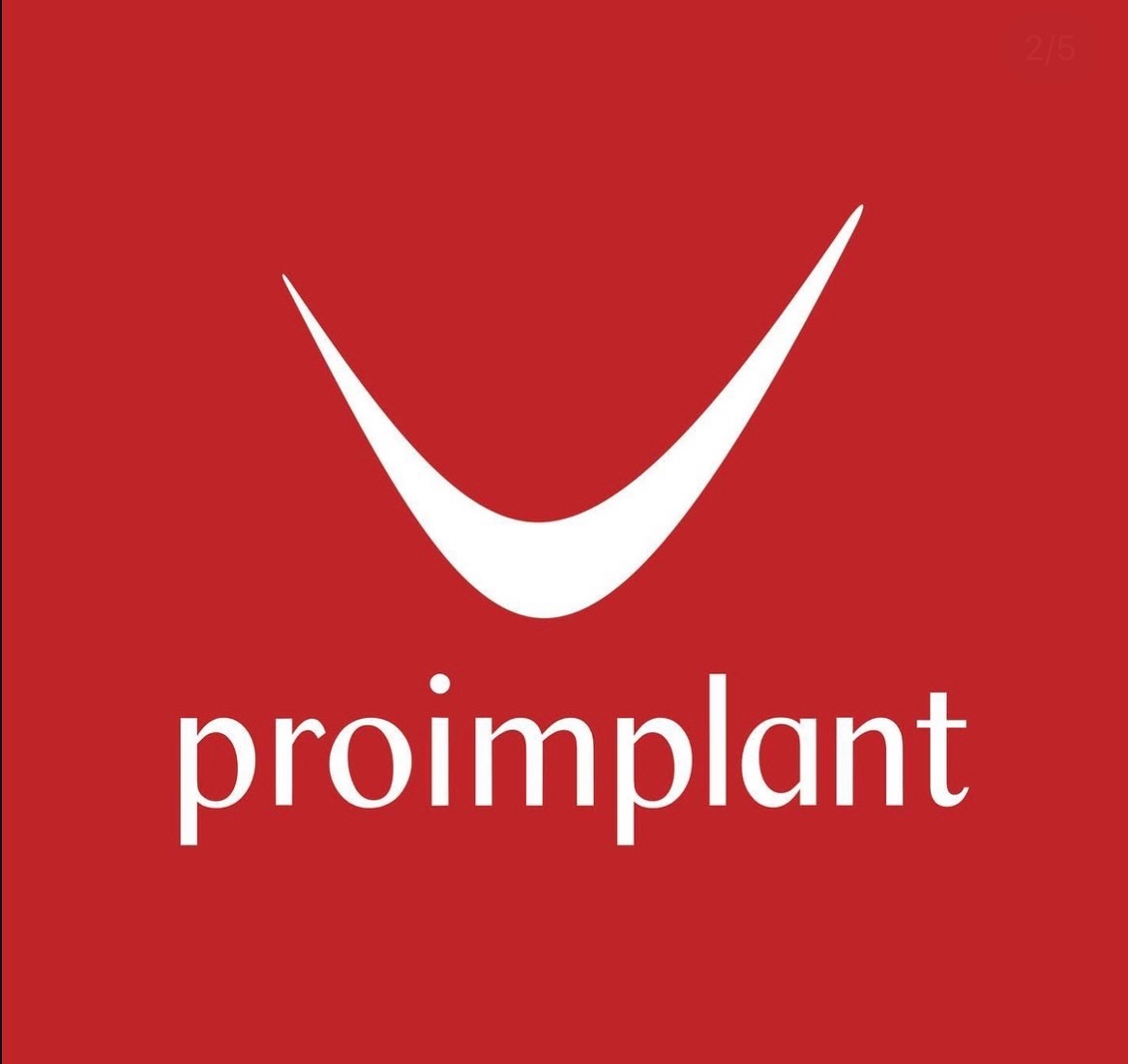 Czerwone tło z białym, stylizowanym znakiem 'V' i napisem 'proimplant' poniżej. Minimalistyczny design, nowoczesna identyfikacja wizualna.